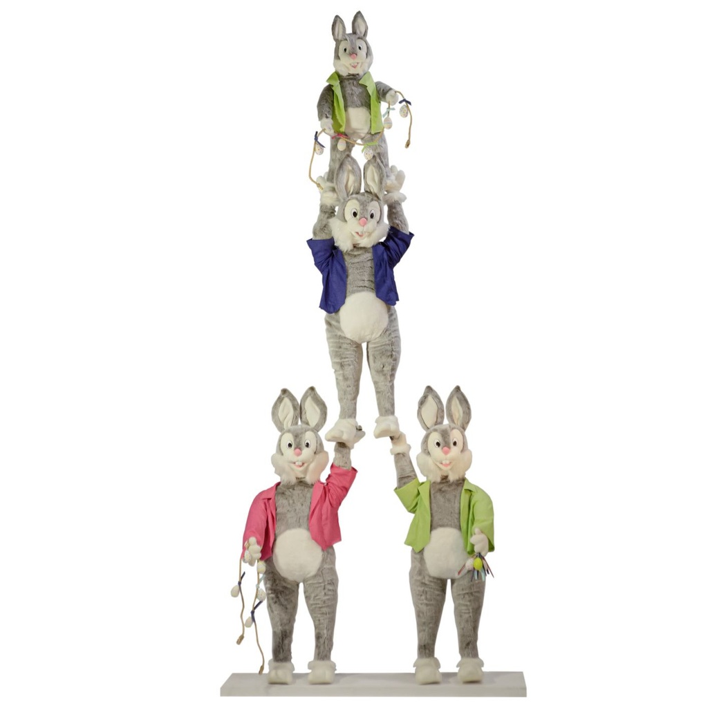 [21699L] PYRAMID OF JOHN RABBITS AND GRAY RABBIT